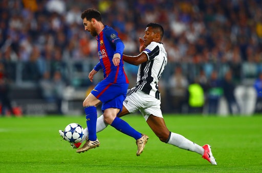 Alex Sandro khiến Messi tắt điện