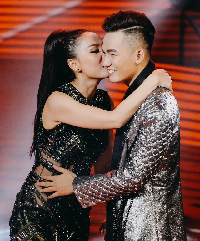 Mỹ Tâm ủng hộ học trò “dao kéo”, “Phan Hải” phủ nhận li hôn lần 2 - 2 Ali Hoàng Dương - hotboy của đội Huấn luyện viên Thu Minh đã vượt mặt 4 đối thủ còn lại Anh Tú, Hiền Hồ, Hiền Mai và Anh Đạt chính thức trở thành Quán quân Giọng hát Việt - The Voice 2017.