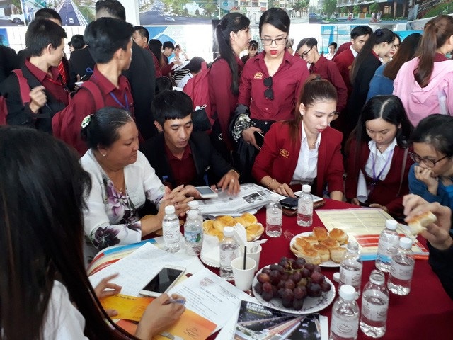 UBND TPHCM chỉ đạo cấm địa ốc Alibaba tham gia dự án Tây Bắc Củ Chi - 1 Nhân viên sale của công ty địa ốc Alibaba đang môi giới dự án cho khách hàng