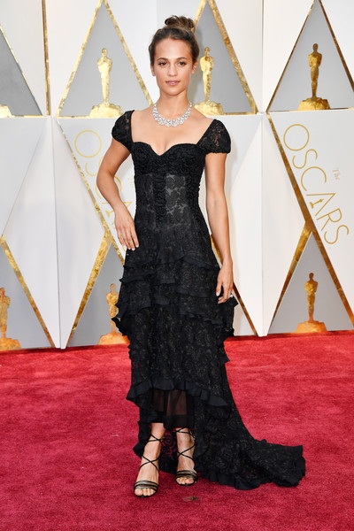 “Sao” phim Cô gái Đan Mạch hóa thân thành Lara Croft - 6
Alicia Vikander xuất hiện tại lễ trao giải Oscar 2017 diễn ra hôm 26/2 vừa qua