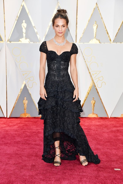 Dập dìu người đẹp trên thảm đỏ Oscar 2017 - 52
Alicia Vikander giành giải Oscar năm ngoái cho vai diễn trong phim Cô gái Đan Mạch