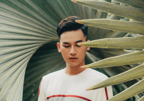 Ali Hoàng Dương trả hết nợ cho gia đình sau đăng quang The Voice 2017 - 3 Tự lập từ năm 17 tuổi, Ali luôn lo lắng cho gia đình khi có thể, sau khi đăng quang anh đã trả hết nợ cho gia đình.