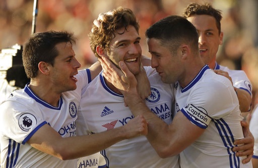 
Alonso (giữa) ăn mừng cùng các đồng đội sau khi sút phạt ghi bàn
