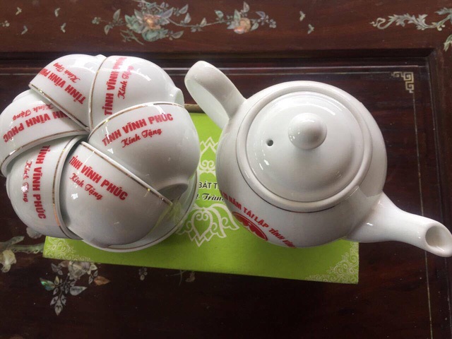 Vĩnh Phúc chi 65 tỷ đồng mua ấm chén tặng dân: "Phô trương, thừa giấy vẽ voi!" - 1 Chủ trương chi 65 tỷ đồng mua ấm chén tặng dân nhân kỷ niệm 20 năm tái lập tỉnh của lãnh đạo Vĩnh Phúc bị chính người dân tỉnh này và nhiều tỉnh cho rằng phô trương