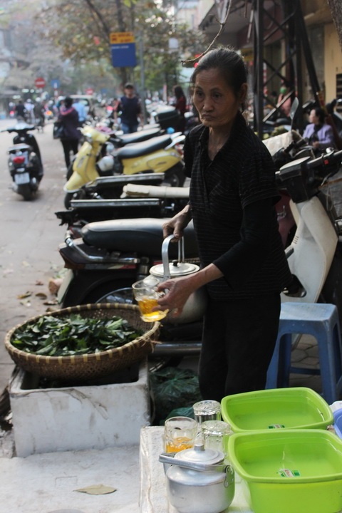 Bà Sen bên ấm chè xanh thơm ngọt.