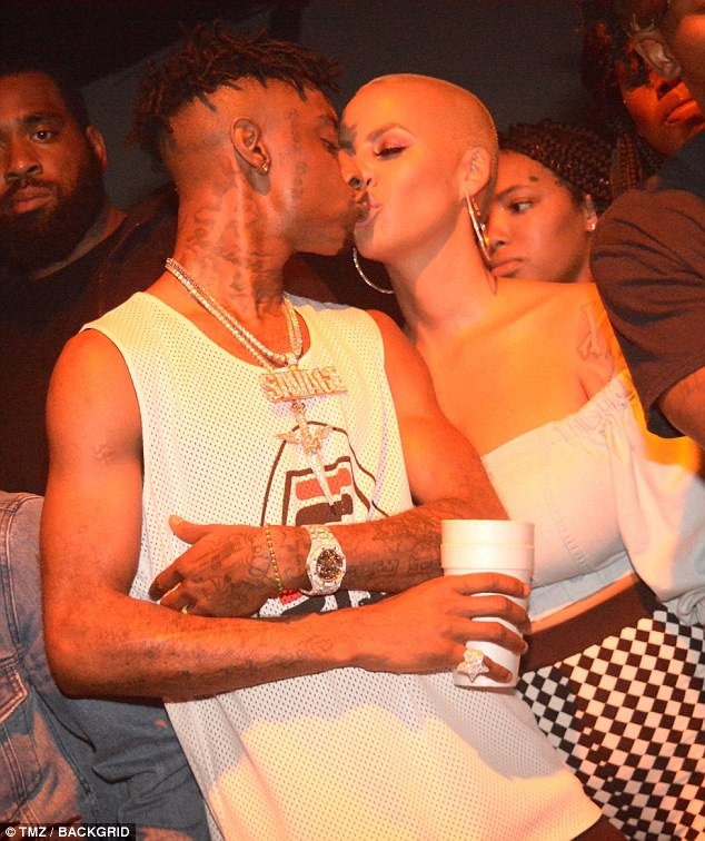 Vũ nữ thoát y tình tứ bên bạn trai kém 12 tuổi - 1
Vũ nữ thoát y Amber Rose, 33 tuổi hạnh phúc hôn bạn trai 21 Savage trong hộp đêm tại Atlanta ngày 12/7 vừa qua