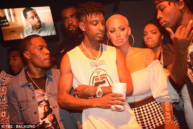 Vũ nữ thoát y tình tứ bên bạn trai kém 12 tuổi - 2
21 Savage quảng cáo album mới của mình - Issa Album tại đây và đã đưa bạn gái cùng đi tiệc tùng