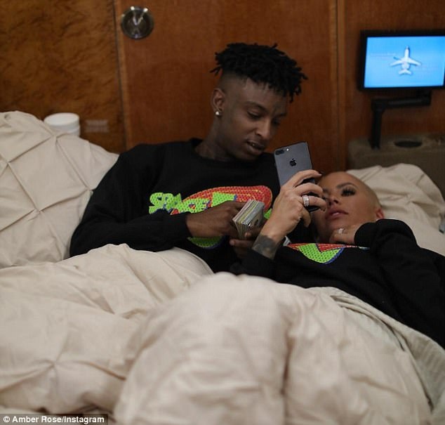 Vũ nữ thoát y tình tứ bên bạn trai kém 12 tuổi - 6
Bà mẹ một con liên tục tung ảnh tình tứ của 2 người lên trang cá nhân Instagram và nói, không còn gì hạnh phúc bằng việc được yêu chân tình