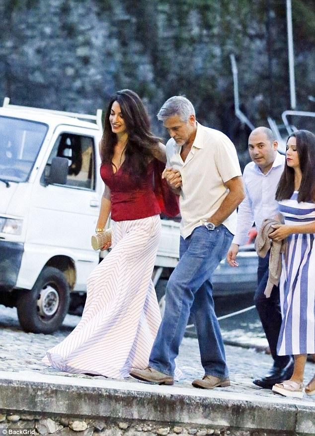 
Cặp đôi nổi tiếng tạm quên việc chăm sóc hai đứa con nhỏ để tận hưởng quãng thời gian ngọt ngào và lãng mạn bên nhau.
