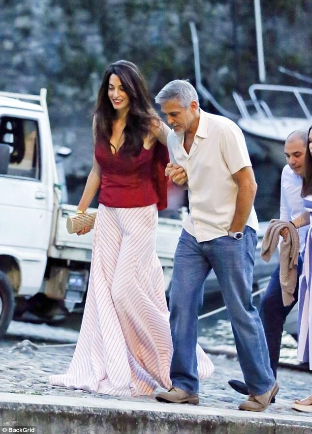 “Gã đầu bạc” George Clooney không rời mắt khỏi “bà xã” - 21