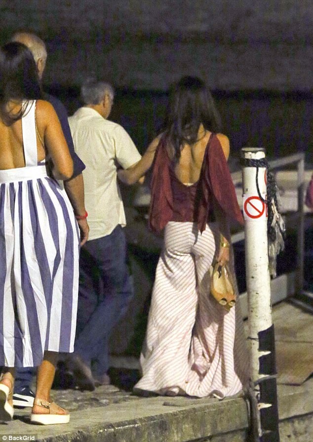 
George luôn nắm tay và trao cho vợ ánh nhìn say đắm.
