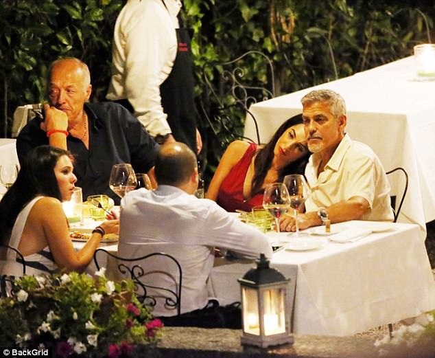 
Cặp đôi đi ăn tối cùng một vài người bạn. Hai người đang tranh thủ dành thời gian bên nhau khi không phải chăm sóc cặp sinh đôi một trai và một gái 2 tháng tuổi của họ.
