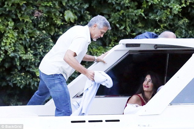 “Gã đầu bạc” George Clooney không rời mắt khỏi “bà xã” - 17