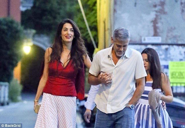 
George Clooney vẫn yêu vợ say đắm như ngày nào. Chia sẻ trong một buổi phỏng vấn hồi tháng 5 vừa rồi, tài tử tóc bạc cho biết, nếu được chọn lựa lại, anh vẫn sẽ luôn chọn Amal làm người bạn đời của mình. Sau 3 năm hôn nhân, George thấy mình hạnh phúc và hoàn thiện hơn.

