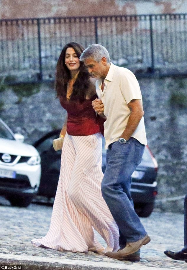 
Amal, 39 tuổi, nắm chặt tay chồng, George Clooney, 56 tuổi khi họ cùng đi dạo sau bữa tối lãng mạn.
