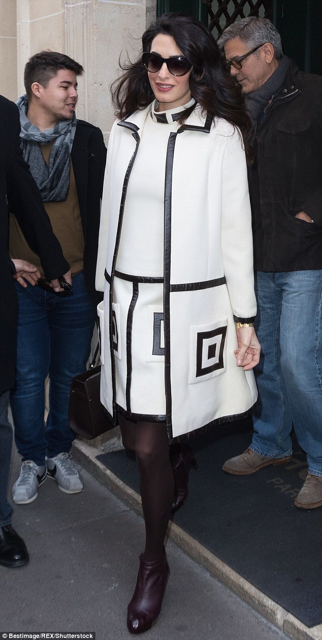 
Bộ cánh sang trọng giá hơn 3 nghìn bảng Anh của Amal
