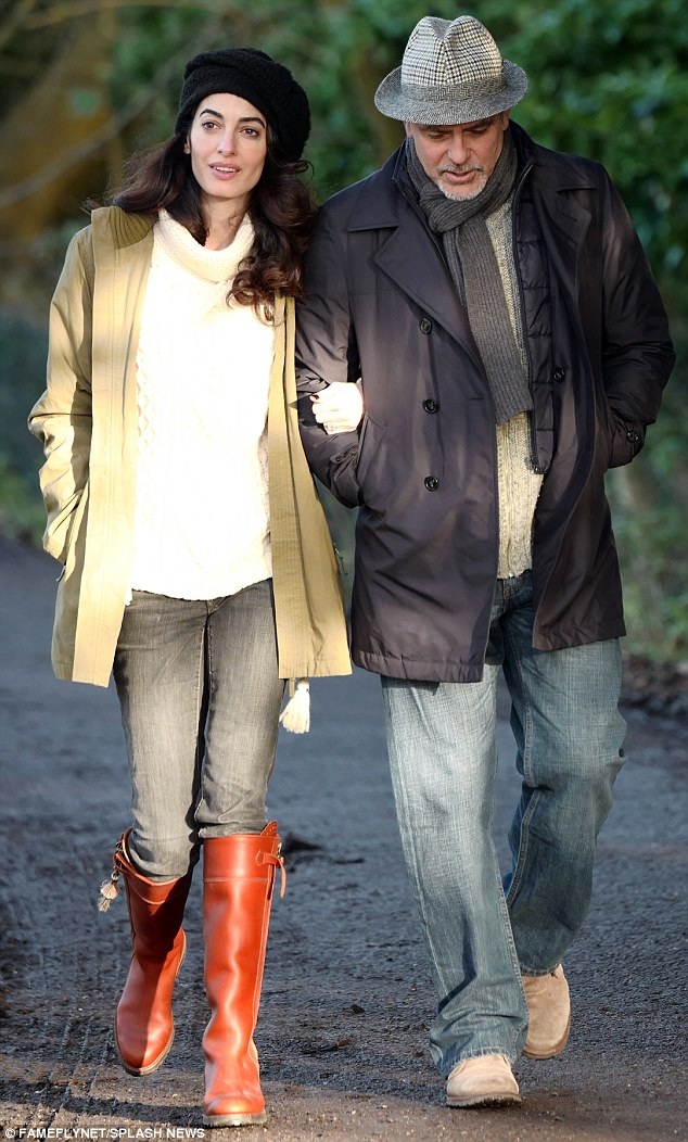 
Amal dạo phố cùng chồng và diện trang phục hơn 1 nghìn bảng Anh
