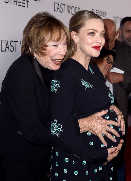 Sao phim Giai điệu tình yêu bế bụng bầu đi quảng bá phim - 3
Shirley MacLaine liên tục thăm hỏi em bé trong bụng Amanda Seyfried