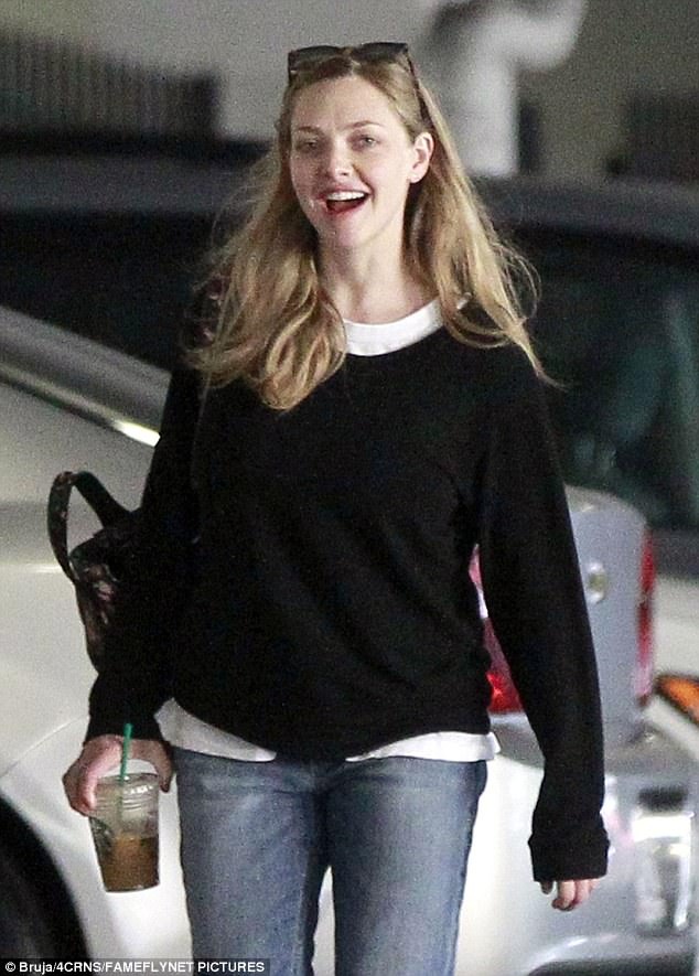 “Sao” phim Giai điệu tình yêu thon gọn sau khi sinh con ít tuần - 3
Amanda Seyfried rạng rỡ và nhanh nhẹn khi ra phố mua sắm và uống cà phê cùng ông xã - người mà cô kết hôn trước khi con chào đời chỉ ít ngày