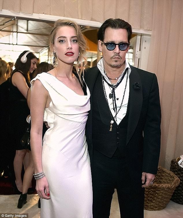 
Johnny Depp và Amber Heard ly dị sau 15 tháng kết hôn
