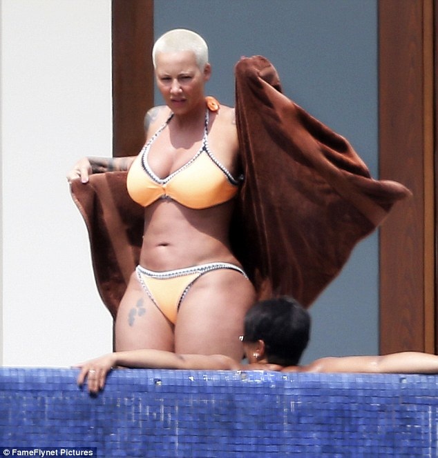 Vũ nữ thoát y bốc lửa với áo tắm hai mảnh - 1 
Amber Rose bốc lửa khoe dáng tại bể bơi ở Cabo San Lucas, Mexico ngày 8/3 vừa qua