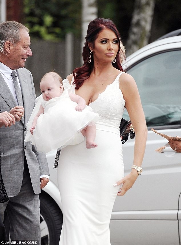 Người đẹp 9X thon thả đáng kinh ngạc sau khi sinh con - 1
Amy Childs bế con gái nhỏ Poppy đi ăn tiệc kỷ niệm 30 năm ngày cưới của bố mẹ cô