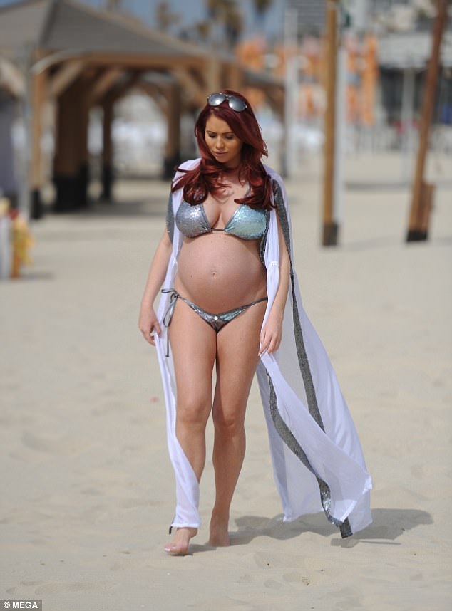 Cận kề ngày sinh, người đẹp Anh vẫn mặc bikini - 7
Bạn trai Amy Childs cũng sẽ sớm được ra tù vì cải tạo tốt. Cặp đôi sẽ về chung sống với nhau dù chưa có kế hoạch kết hôn.