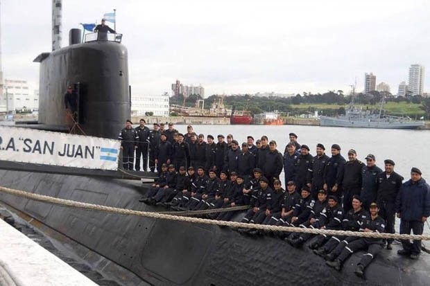 Ám ảnh khoảnh khắc cuối cùng của 44 thủy thủ tàu ngầm Argentina mất tích - 1
Lần cuối cùng các thủy thủ tàu ARA San Juan chụp ảnh tập thể trên thân tàu. (Ảnh: Getty)
