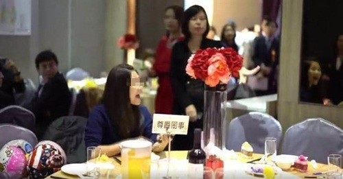 Bị phát hiện "ăn chùa" đám cưới, gái trẻ xấu hổ đập phá cả tiệc cưới - 1 Bị phát hiện "ăn chùa" đám cưới, gái trẻ xấu hổ đập phá cả tiệc cưới - 1