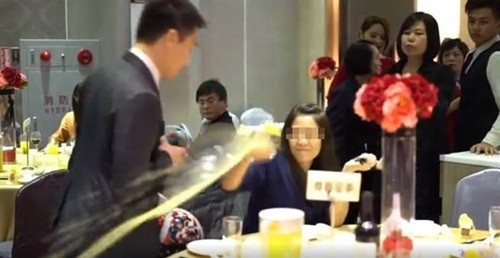 Bị phát hiện "ăn chùa" đám cưới, gái trẻ xấu hổ đập phá cả tiệc cưới - 2 Bị phát hiện "ăn chùa" đám cưới, gái trẻ xấu hổ đập phá cả tiệc cưới - 2