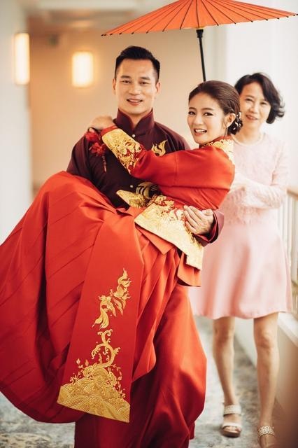 Những hình ảnh đẹp nhất trong hôn lễ của An Dĩ Hiên và đại gia Macau - 12
Trước đó, vào sáng 5/6, chú rể Trần Vinh Luyện đã có lễ đón dâu theo phong tục truyền thống.