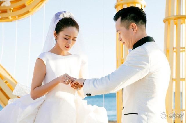 Những hình ảnh đẹp nhất trong hôn lễ của An Dĩ Hiên và đại gia Macau - 18
Sau lễ đón dâu, An Dĩ Hiên và đại gia Trần Vinh Luyện tổ chức hôn lễ theo nghi thức hiện đại tại bãi biển Hawaii. Cả hai hạnh phúc trao nhẫn cưới cho nhau và thề nguyện chung sống hạnh phúc tới cuối đời.