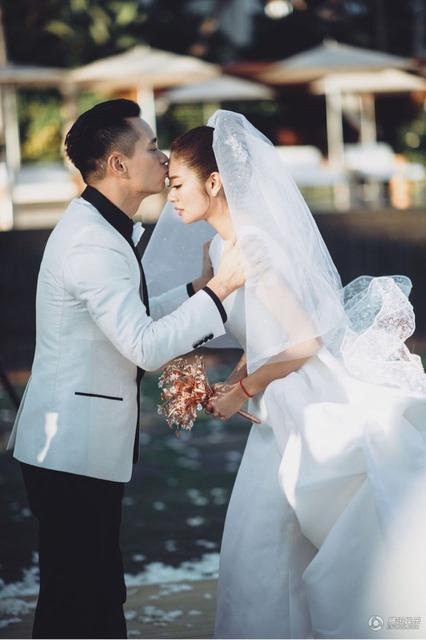 Những hình ảnh đẹp nhất trong hôn lễ của An Dĩ Hiên và đại gia Macau - 23 Những hình ảnh đẹp nhất trong hôn lễ của An Dĩ Hiên và đại gia Macau - 23
