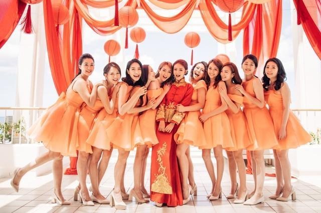 Những hình ảnh đẹp nhất trong hôn lễ của An Dĩ Hiên và đại gia Macau - 16
An Dĩ Hiên hạnh phúc bên dàn phù dâu vốn là bạn bè thân thiết của cô trong làng giải trí.