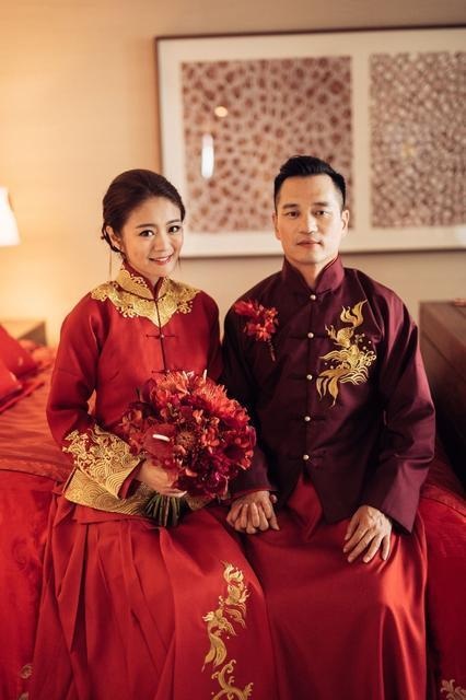 Những hình ảnh đẹp nhất trong hôn lễ của An Dĩ Hiên và đại gia Macau - 14
An Dĩ Hiên và Trần Vinh Luyện cùn mặc trang phục truyền thống với gam đỏ ấm áp.