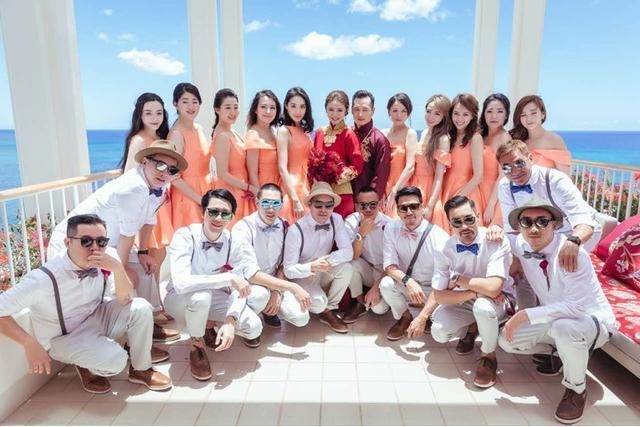 Những hình ảnh đẹp nhất trong hôn lễ của An Dĩ Hiên và đại gia Macau - 17
Dàn phù dâu, phù rể chụp hình kỷ niệm cùng cô dâu và chú rể sau lễ đón dâu.