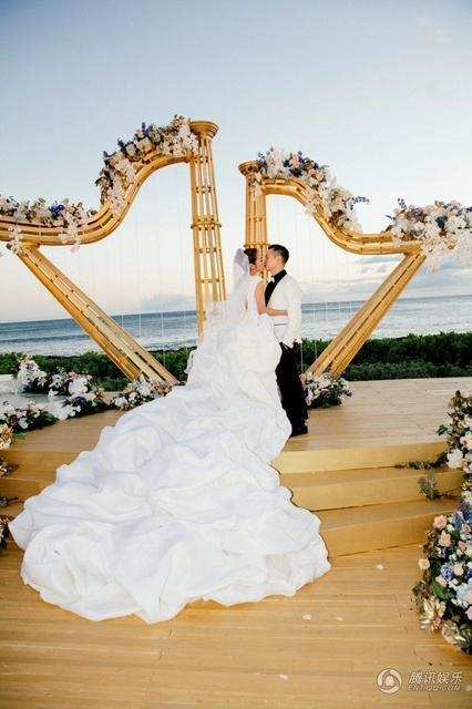 Những hình ảnh đẹp nhất trong hôn lễ của An Dĩ Hiên và đại gia Macau - 22
Cô dâu và chú rể khóa môi ngọt ngào trong tiếng vỗ tay tán thưởng của bạn bè và người thân.