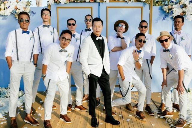 Những hình ảnh đẹp nhất trong hôn lễ của An Dĩ Hiên và đại gia Macau - 25
Trong khi dàn phù rể diện áo sơ mi và quần âu trắng.
