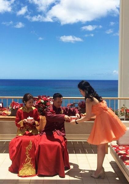 Đám cưới lãng mạn, ấm áp của An Dĩ Hiên và đại gia Macau - 1
Chiều 5/6 (giờ Mỹ), hôn lễ giữa An Dĩ Hiên và Trần Vinh Luyện đã diễn ra trước sự chứng kiến của bạn bè và người thân tại Hawaii, Mỹ. Cặp đôi đăng ký kết hôn vào tháng 4 vừa rồi. Cô dâu và chú rể diện trang phục truyền thống để tổ chức hôn lễ.