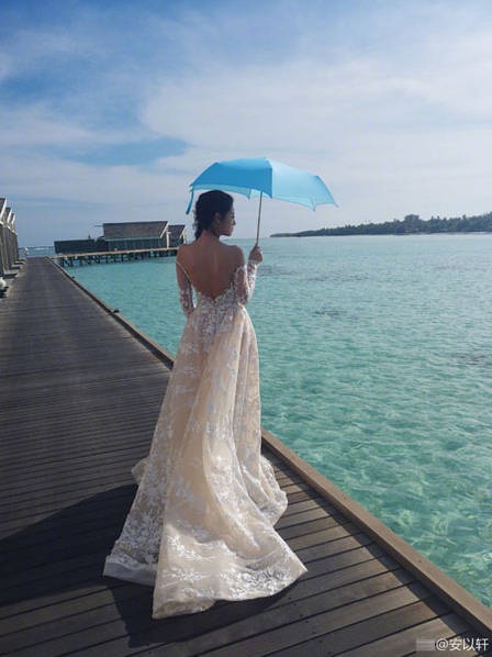 Cận kề ngày cưới, An Dĩ Hiên vẫn làm việc chăm chỉ - 4
An Dĩ Hiên và Trần Vinh Luyện đã đăng ký kết hôn vào giữa tháng 4 vừa rồi sau gần 2 năm bí mật tìm hiểu. Cặp đôi lên kế hoạch tổ chức hôn lễ tại Hawaii vào tháng 6 tới và sau đó là tiệc cưới thứ hai tại Đài Loan.