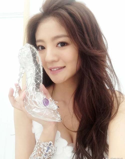 "Bạch Cốt Tinh" An Dĩ Hiên bất ngờ lên xe hoa - 11 
An Dĩ Hiên kết thúc cuộc sống độc thân ở tuổi 36.