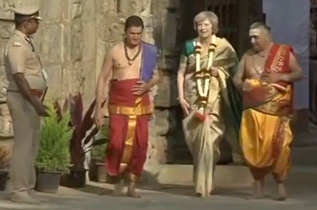 Thủ tướng Anh chân trần, mặc trang phục Ấn Độ - 1
Thủ tướng Anh Theresa May mặc trang phục truyền thống của Ấn Độ trong chuyến thăm quốc gia châu Á này. (Ảnh: Dailymail)