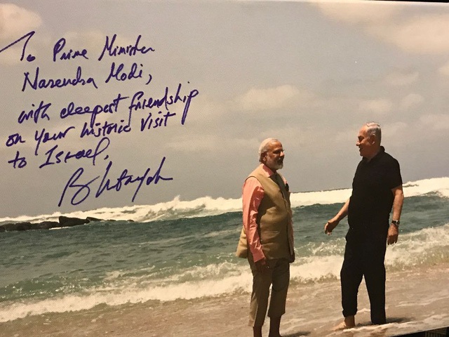 Chính khách Ấn Độ "nghiện" ngoại giao trên mạng xã hội - 2
Thủ tướng Modi (trái) đăng bức ảnh do Thủ tướng Israel Benjamin Netanyahu gửi tặng cùng chữ ký lên Instagram nhân chuyến thăm của nhà lãnh đạo Ấn Độ tới Israel. (Ảnh: Instagram)