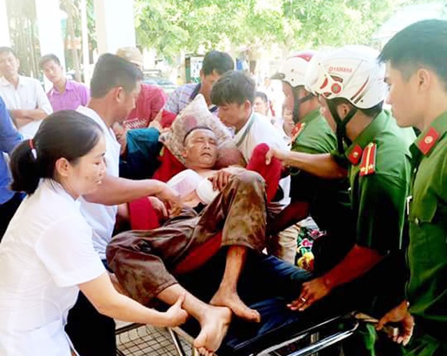 "Huyết chiến" vì đất, một người chết, một người trọng thương - 1 Ông Phan Đình Bình được đưa đến bệnh viện cấp cứu với nhiều vết thương trên cơ thể (ảnh P.T)