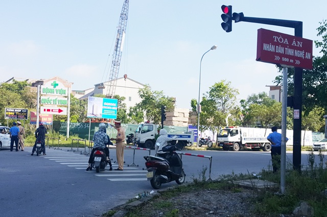 Không chấp hành án quản chế, dùng gậy đánh công an - 1 Công tác đảm bảo an ninh cho phiên tòa được thắt chặt với sự tham gia của hàng trăm cán bộ chiến sỹ cảnh sát thuộc nhiều lực lượng