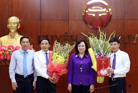 Hà Nội bổ nhiệm, điều động nhiều cán bộ chủ chốt - 1 Bà Ngô Thị Thanh Hằng - Phó Bí thư Thường trực Thành ủy Hà Nội trao quyết định điều động cán bộ về công tác tại huyện Phú Xuyên (Ảnh: An ninh Thủ đô