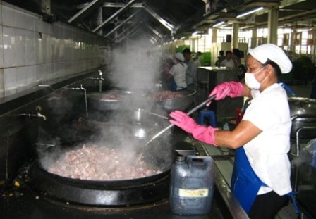 80% cơ sở cung cấp thức ăn sử dụng hóa chất từ chợ “thần chết” - 1 Có tới 80% các cơ sở cung cấp thức ăn sử dụng hóa chất, phụ gia tại chợ Kim Biên