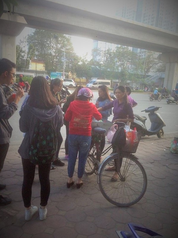 Hiểm họa từ hàng quà vặt trước cổng trường - 2 Chiếc xe bán nem chua rán lưu động thu hút nhiều đối tượng, lứa tuổi.