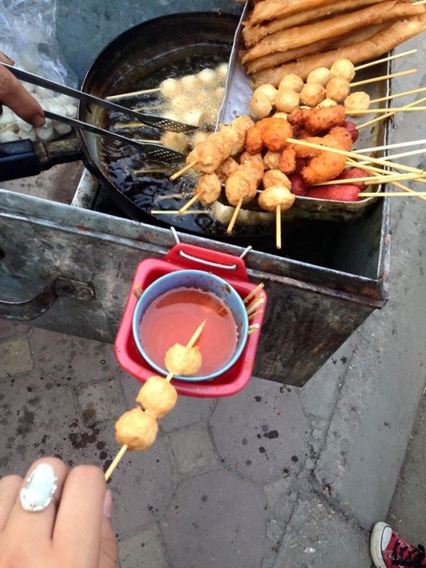 Hiểm họa từ hàng quà vặt trước cổng trường - 4 Không ai biết đồ ăn quanh cổng trường có đảm bảo vệ sinh hay không.