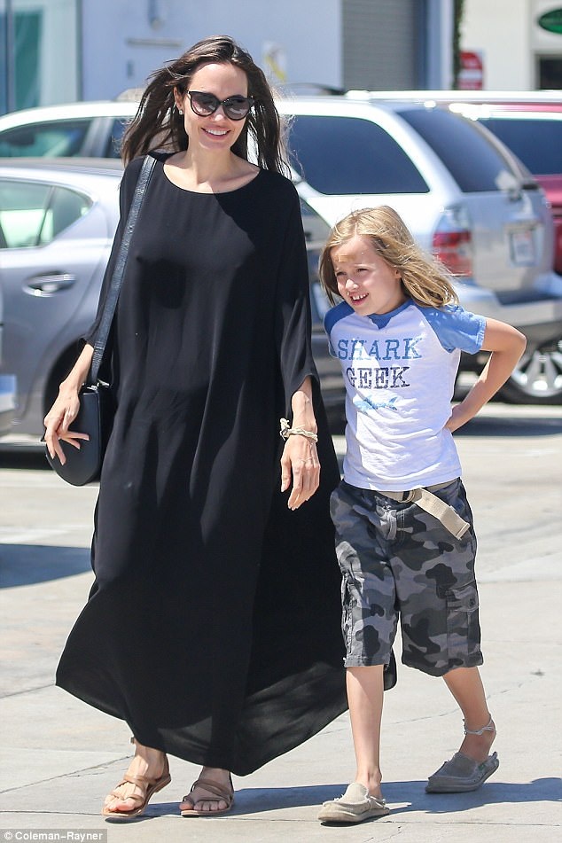 
Angelina Jolie bị bắt gặp đi mua sắm ở Los Angeles cùng con gái nhỏ Vivienne
